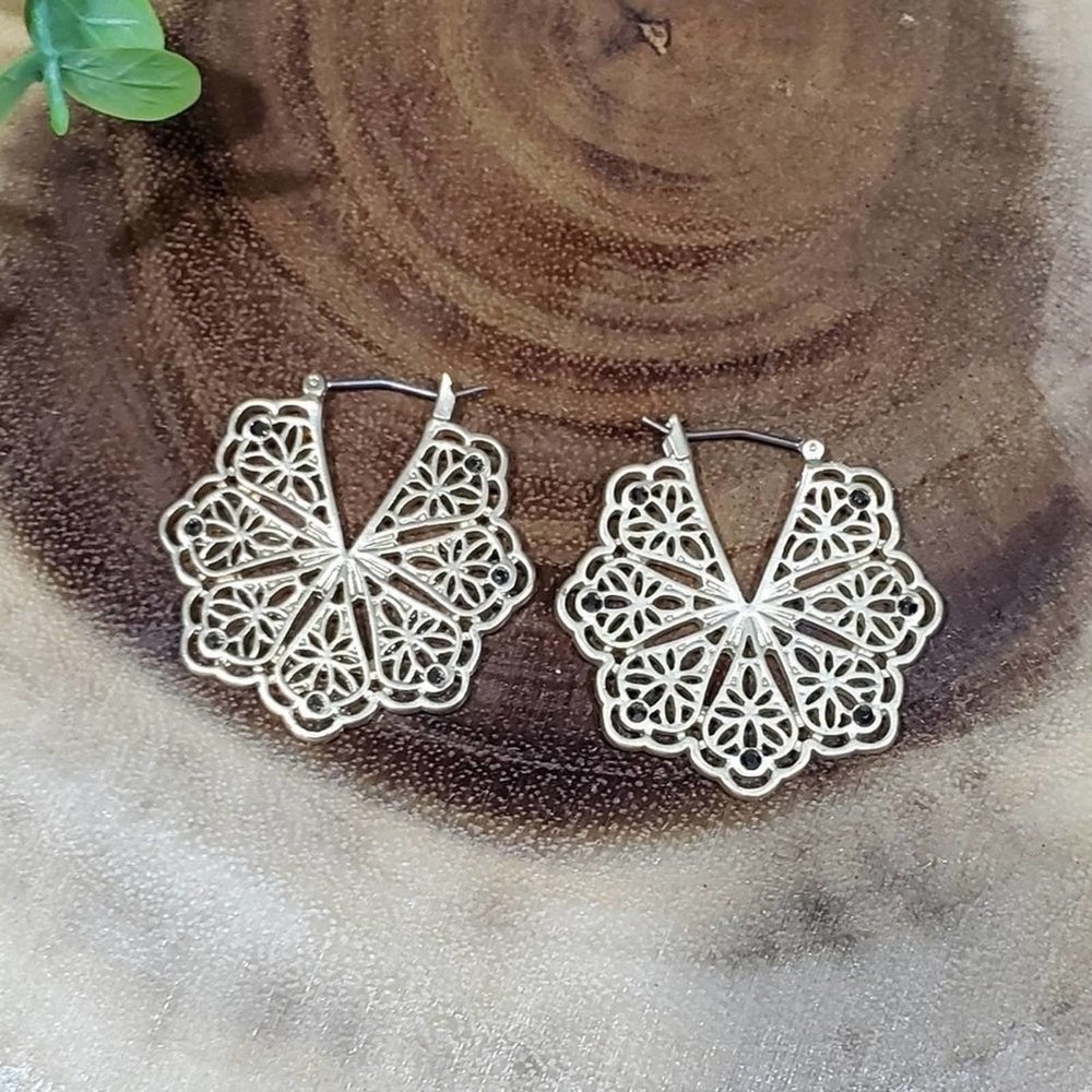 Lucky brand gold tone scrolled filigree hoop earrings new!